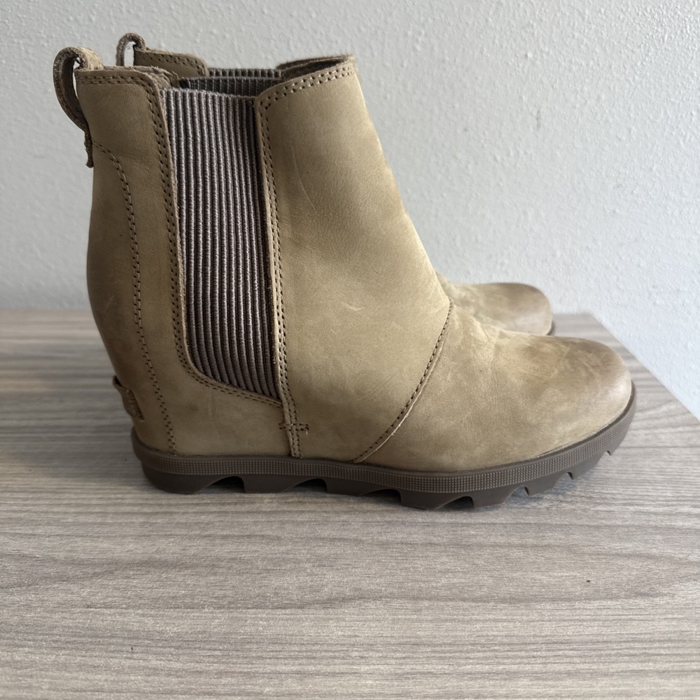 Women's Sorel Joan of Arctic Wedge Chelsea Boots Slip On Tan Shoes Sz 8